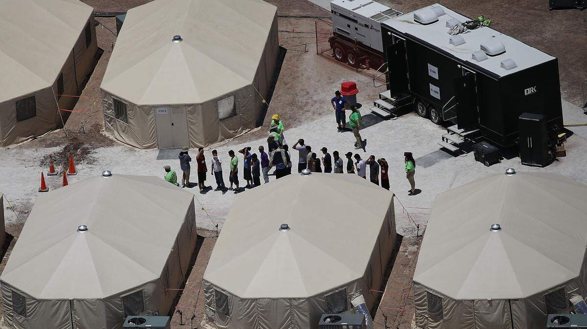Imagen de niños y empleados en un campamento de tiendas de campaña levantado recientemente cerca del Puerto de Entrada Tornillo, el 19 de junio del 2018, en Tornillo, Texas. El gobierno del presidente Trump está usando este campamento para albergar a niños inmigrantes bajo la política de "cero tolerancia".