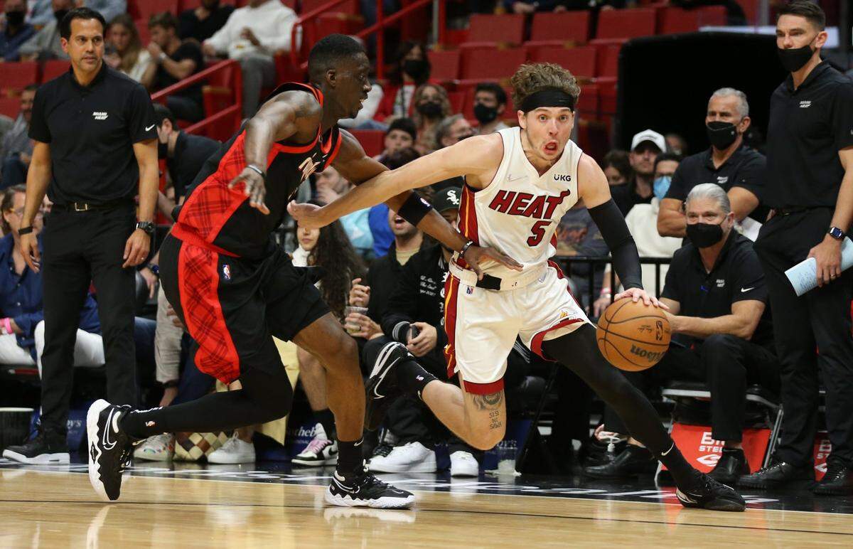 El jugador del Heat Kyle Guy conduce la pelota ante la marca de Tony Snell, de los Trail Blazers de Porland, en el partido celebrado el 19 de enero de 2022 en el FTX Arena de Miami.