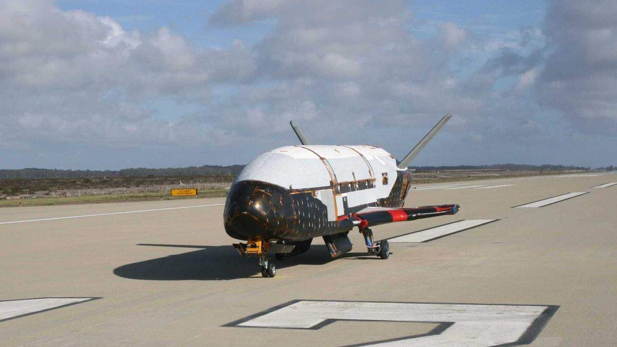 Foto de archivo de un X-37B en Titusville, Florida. Al igual que en misiones anteriores, el avión reutilizable —parecido a un minitransbordador espacial— porta experimentos secretos. No lleva tripulantes.