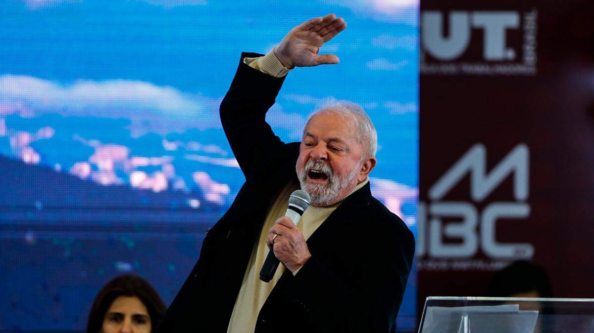 El expresidente brasileño Luiz Inácio Lula da Silva se mantiene como máximo favorito para vencer en las elecciones presidenciales del 2 de octubre en Brasil, con una ventaja de trece puntos porcentuales sobre el actual mandatario, Jair Bolsonaro, según un sondeo divulgado el lunes 5 de septiembre de 2022.
