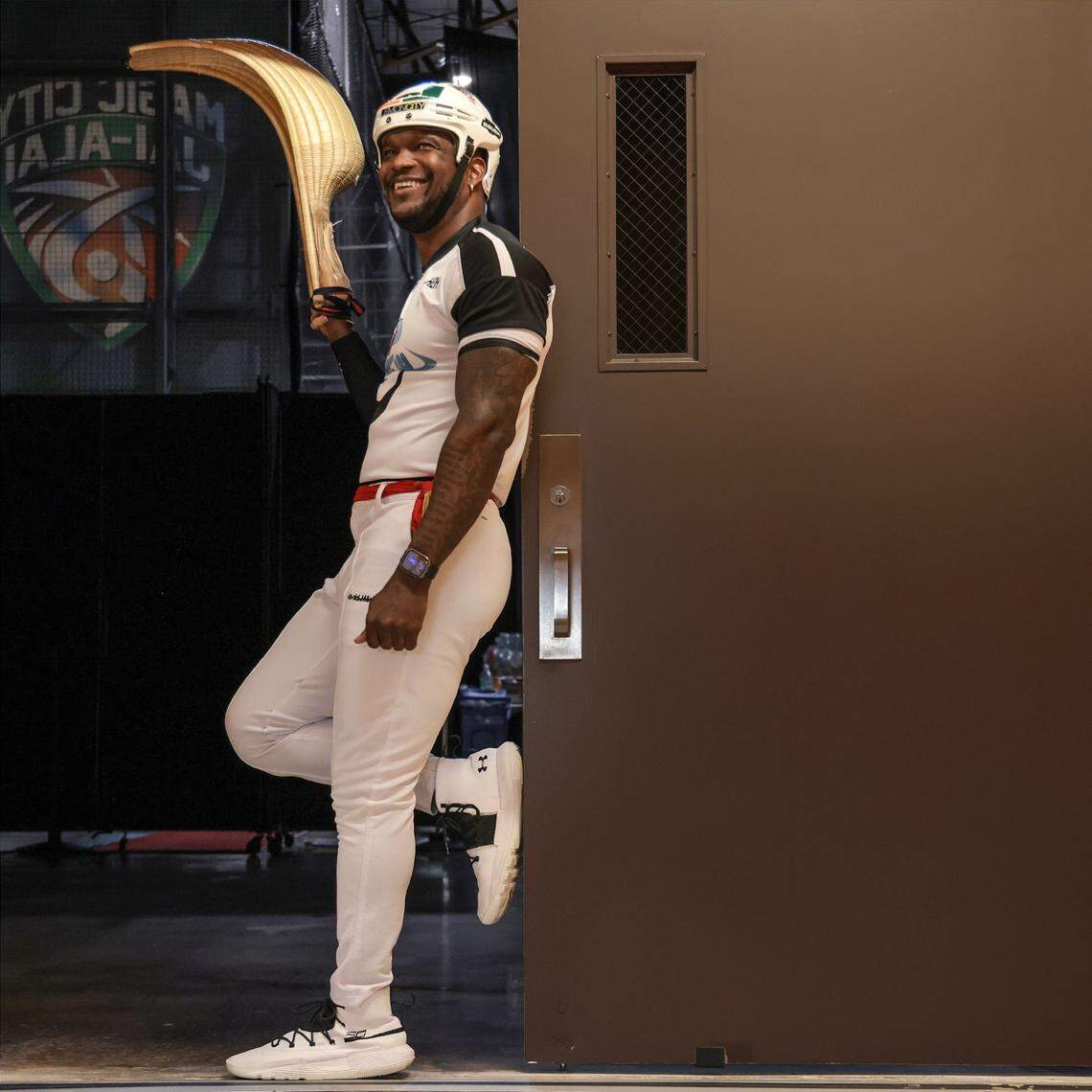 Con 39 años, Tanard “Jeden” Davis es un cornerback nacido en Miami, exjugador de los Huracanes y campeón de la NFL con los Colts de Indianápolis, que practica el jai-alai. Aquí posa en el Magic City Casino, el 6 de marzo de 2022 en Miami, Florida.