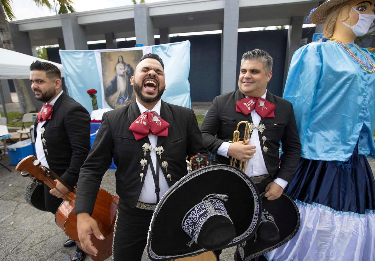 Integrante de la banda Mariachi México Internacional, ríe durante “La Gritería” en Sweetwater el sábado 04 de diciembre de 2021.