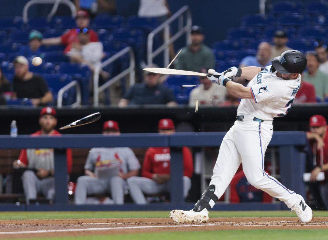 El bateador designado de los Marlins Liam Hicks batea en el segundo inning del partido ante los Cardenales de San Luis, celebrado el 20 de abril de 2026 en Miami.