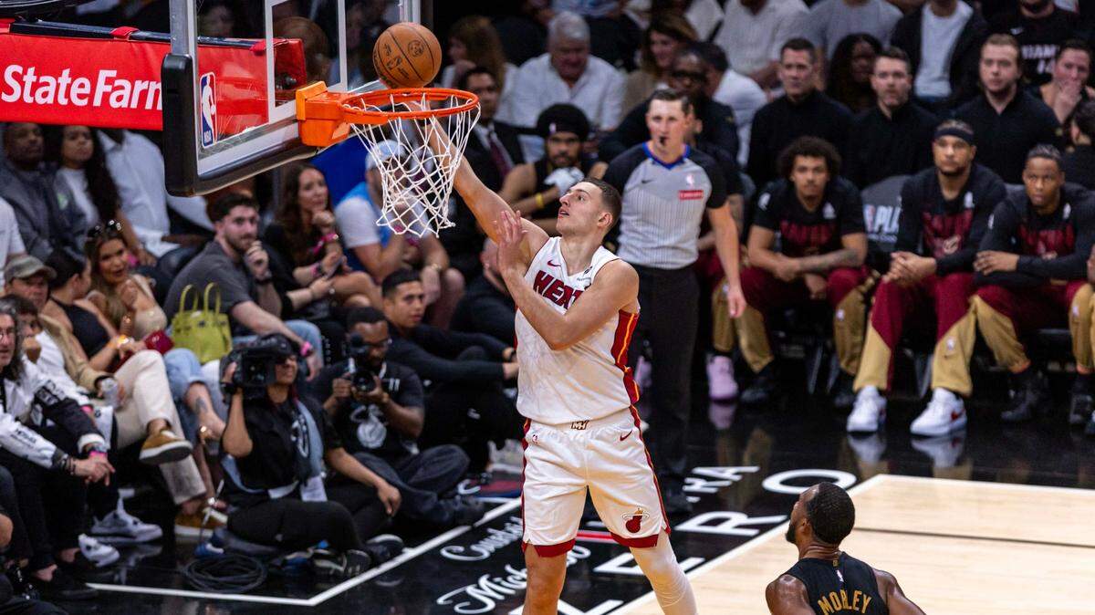 El jugador del Heat Nikola Jovic (izq.) entra al aro ante la defensa de Evan Mobley, de los Cavaliers de Cleveland, en el partido celebrado el 28 de abril de 2025 en Miami.