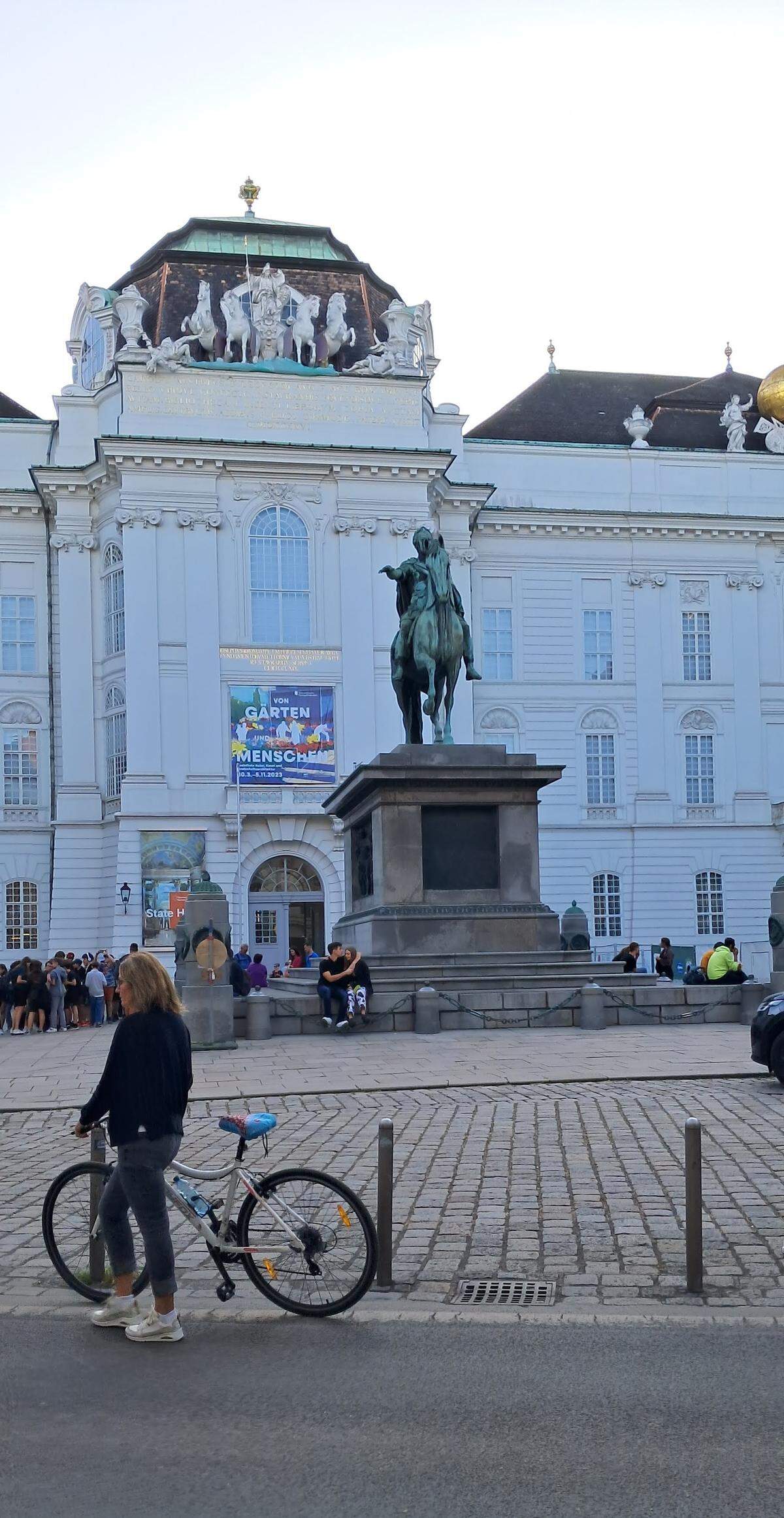 Josefsplatz en Vienna con el monumento al Emperador Joseph II y al fondo la Biblioteca Nacional de Austria.
