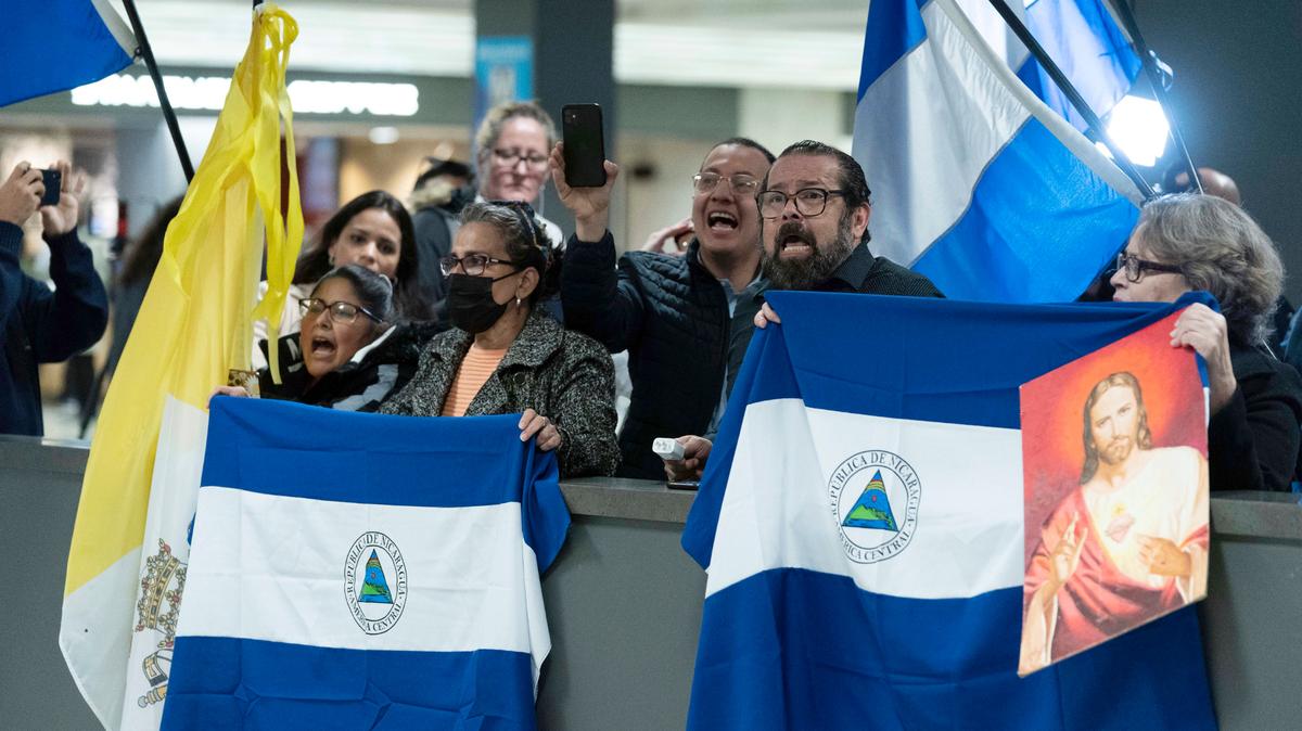 Partidarios de los presos políticos nicaragüenses cantan en el Aeropuerto Internacional Washington Dulles, en Chantilly, Virginia, el jueves 9 de febrero de 2023. Unos 222 presos políticos del gobierno de Daniel Ortega llegaron a Washington.