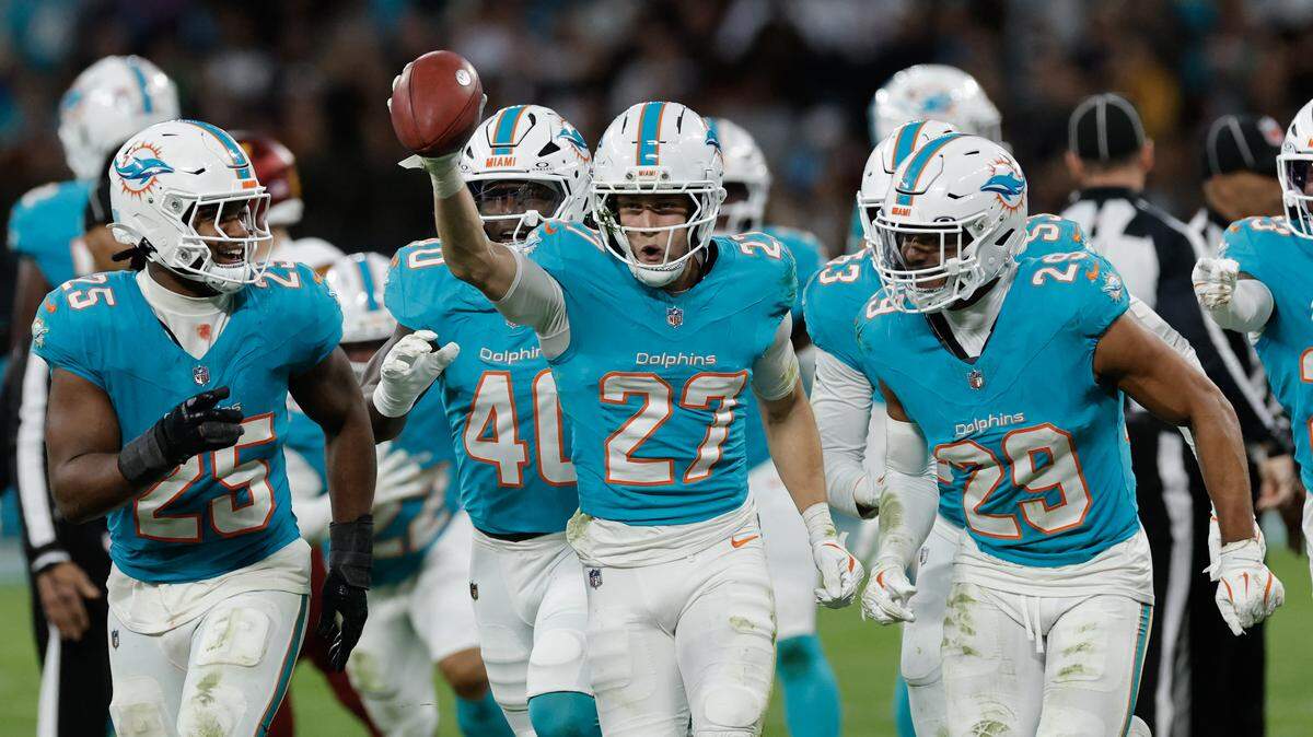 El cornerback de los Dolphins de Miami, Ethan Bonner (#27), celebra con sus compañeros de equipo la recuperación del balón en el último cuarto del partido contra los Commanders de Washington, celebrado el 16 de noviembre de 2025 en el estadio Santiago Bernabéu de Madrid, España.