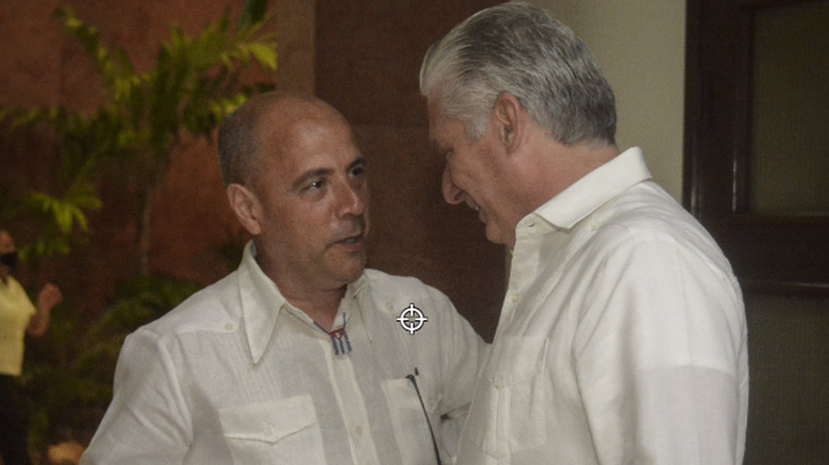El activista cubanoamericano Carlos Lazo (izquierda) y el gobernante cubano Miguel Díaz-Canel durante una reunión en el Palacio de la Revolución en La Habana, el 29 de junio de 2022.