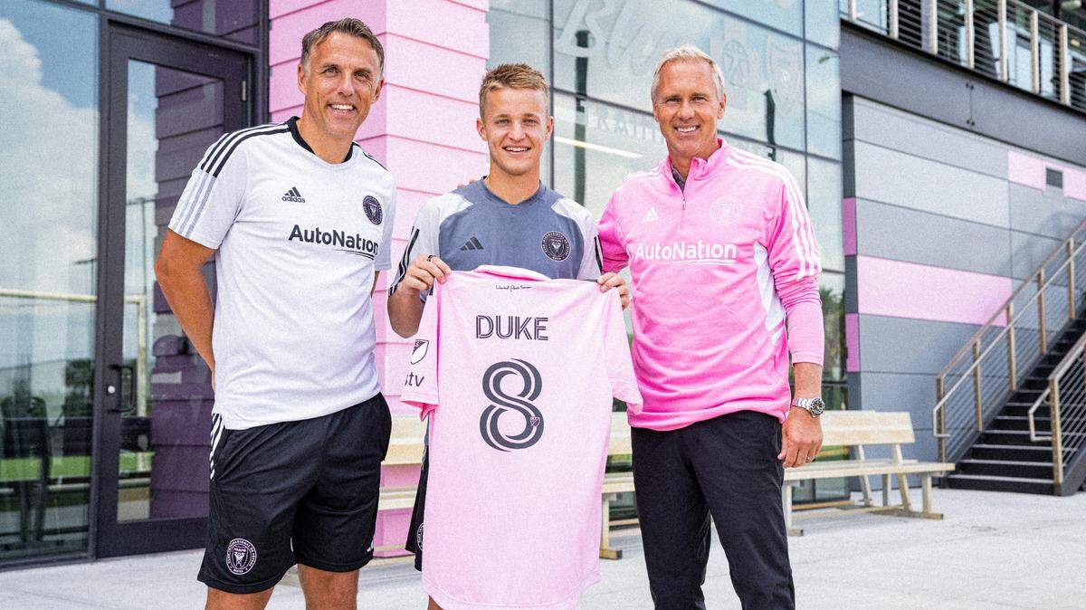 Bryce Duke, número 8 del Inter Miami, posa con su entrenador Phil Neville (izq.) y su director deportivo Chris Henderson en el DRV PNK Stadium tras firmar su extensión de contrato y partir hacia Toronto este viernes 17 de marzo de 2023.