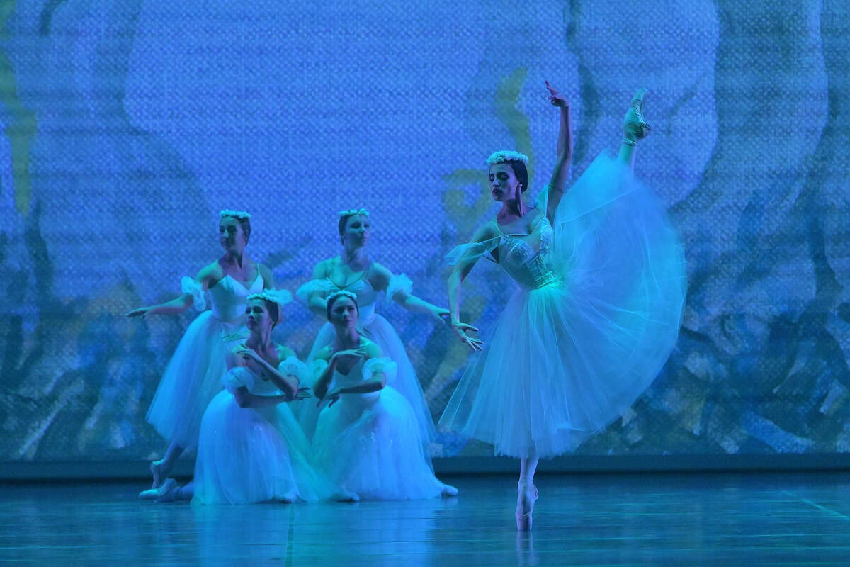 Marize Fumero (al frente) interpreta a Myrtha, la reina de las Willis del segundo acto de “Giselle”, que se presentará en esta Gala del Ballet Clásico Cubano de Miami.