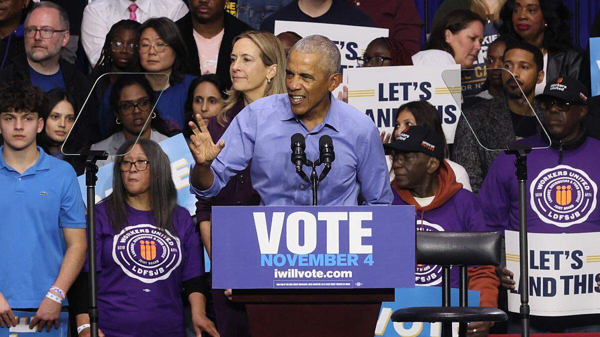 El expresidente Barack Obama habla durante un mitin para fomentar la participación electoral en apoyo de la candidata demócrata a gobernadora de Nueva Jersey, la congresista Mikie Sherrill (D-NJ), en el gimnasio del Essex County College el 1 de noviembre de 2025 en Newark, Nueva Jersey.