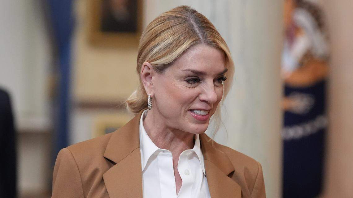 Trump destituye a la fiscal general, Pam Bondi