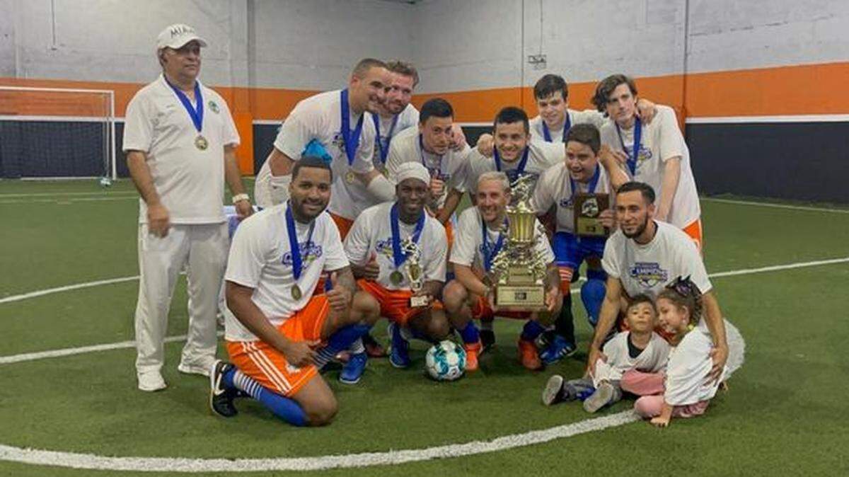 Los integrantes del equipo de Fútbol Sala Miami Angels celebran con el trofeo tras conquistar la Copa Federación, este 11 de abril de 2021, en Doral, Florida.