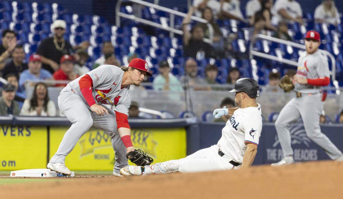 El jardinero de los Marlins Jakob Marsee se desliza en tercera base en el primer inning del partido ante los Cardenales de San Luis, celebrado el 21 de abril de 2026 en Miami.