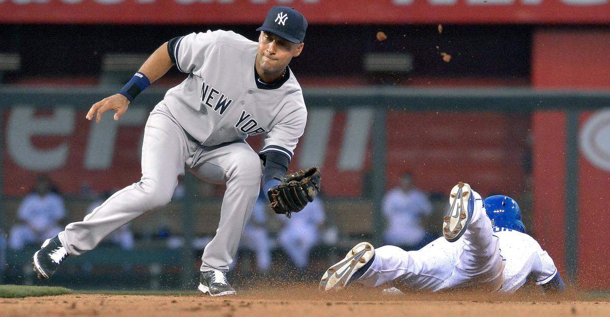 El torpedero de los Yankees Derek Jeter no puede impedir que Jarrod Dyson, de los Reales, se robe la segunda base en el partido celebrado el 25 de agosto de 2014 en Kansas City.