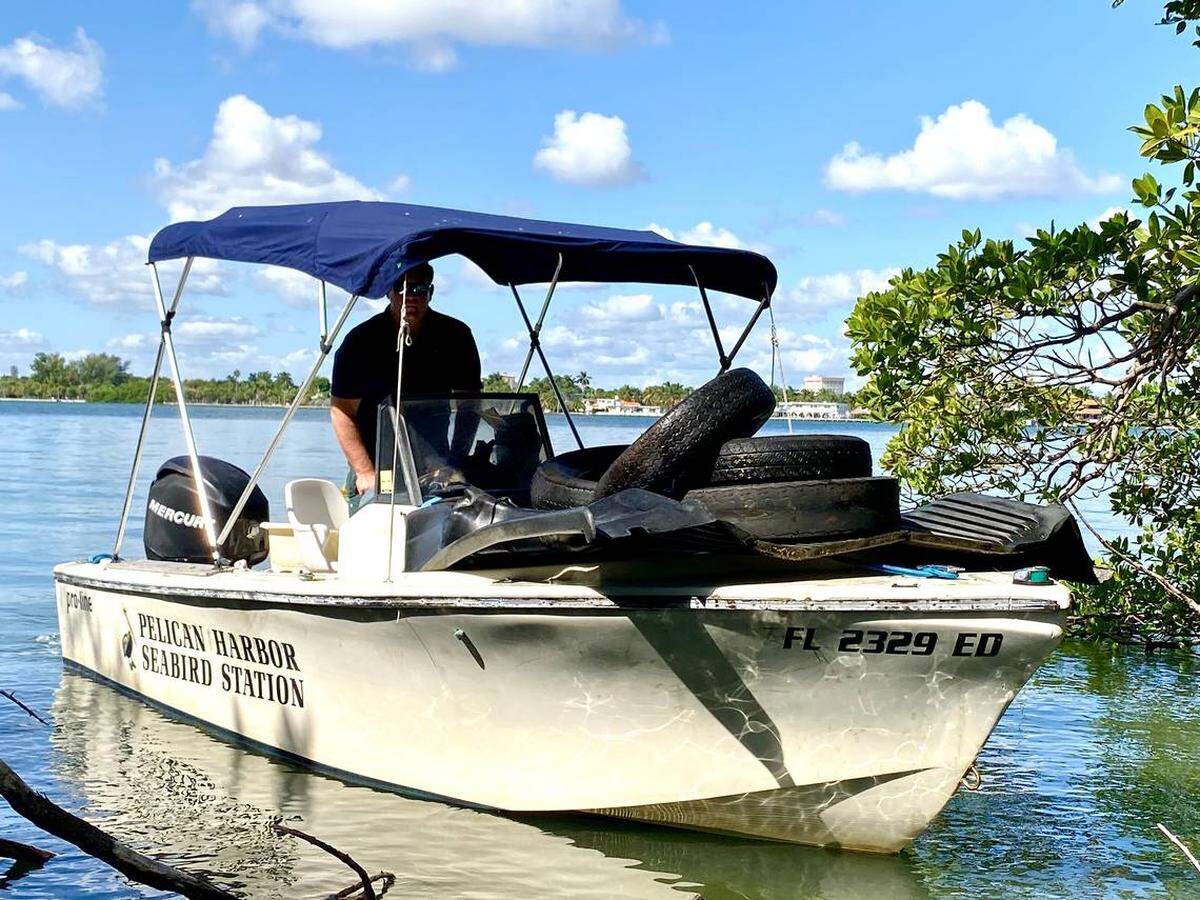 Christopher Boykin con algunas de las 1.4 toneladas de basura que su tripulación recolectó en Bird Key, una isla privada en la Bahía de Biscayne.