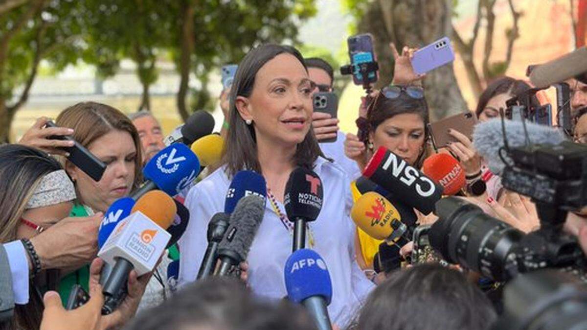 La líder de la oposición venezolana María Corina Machado declara a periodistas en Caracas, el domingo 28 de julio de 2024, tras emitir su voto.