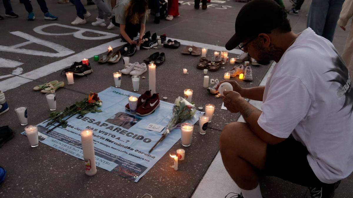Un hombre enciende una vela en homenaje a las personas desaparecidas, el sábado 15 de marzo de 2025, en Ciudad de México. El evento se realizo tras el descubrimiento de restos humanos en fosa común en el rancho de Teuchitlán, estado Jalisco, que pertenecía a un grupo criminal.