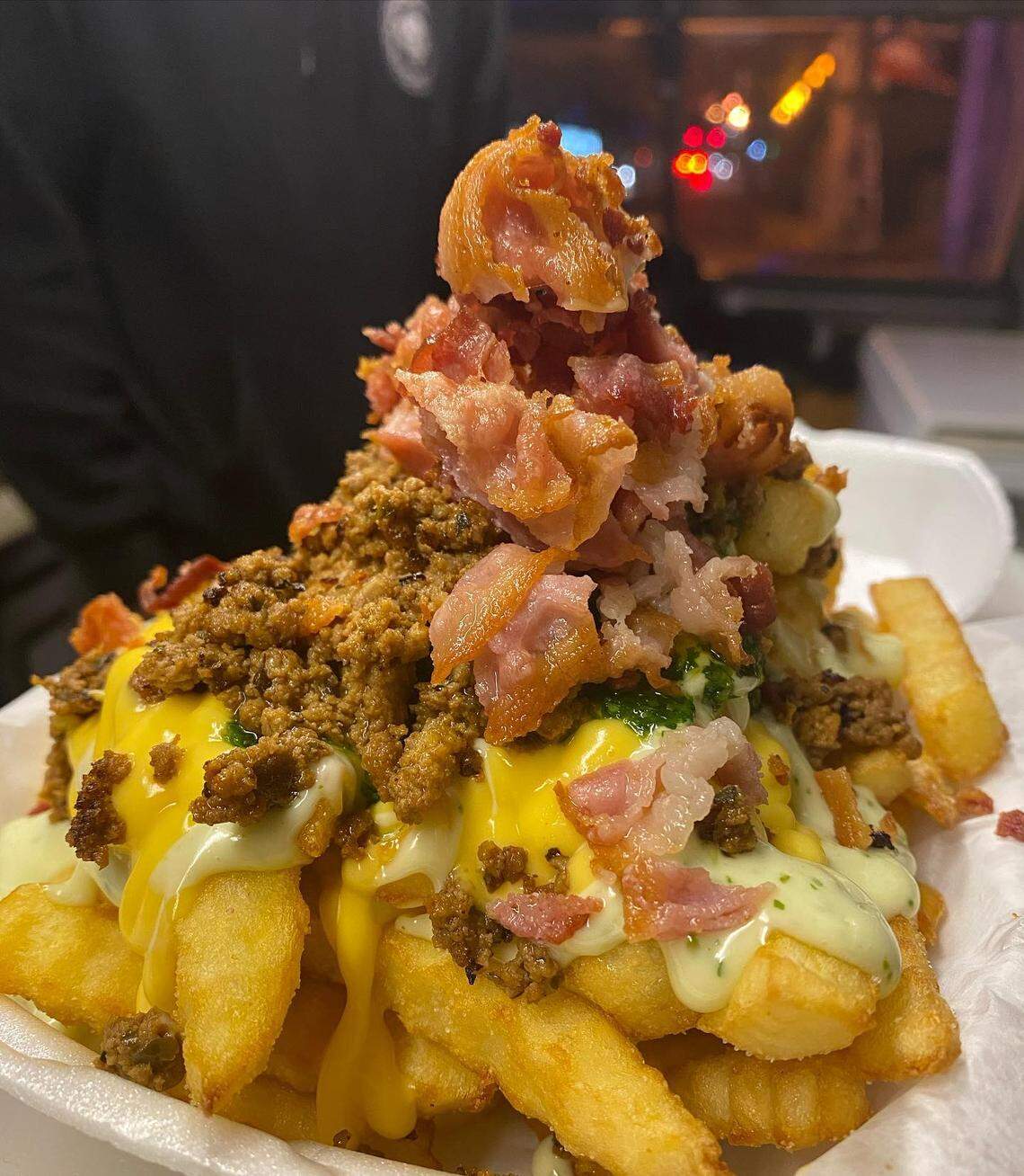 Papas fritas con carne, queso, tocineta y una salsa hecha en casa de El Bori Food Truck.
