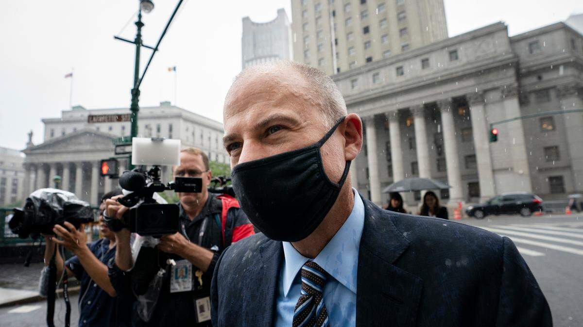 El abogado Michael Avenatti sale de una audiencia de lectura de sentencia en un tribunal federal de Manhattan, el jueves 8 de julio de 2021, en Nueva York.