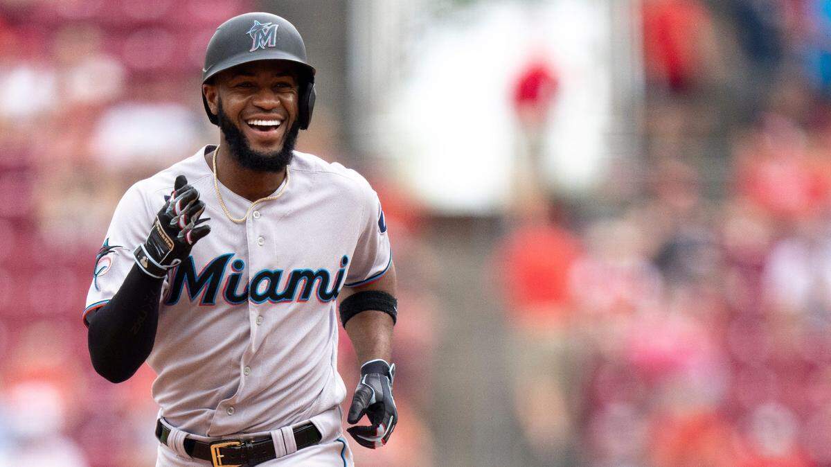 El jardinero Bryan de la Cruz sonríe tras pegar un jonrón por los Marlins en el noveno inning del partido ante los Rojos, celebrado el 9 de agosto de 2023 en Cincinnati.