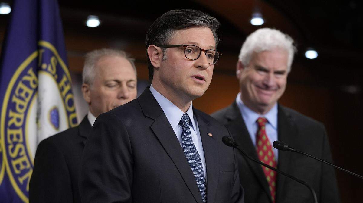 El presidente de la Camara Baja del Congreso, Mike Jonhson, republicano de Lousiana (centro) da una conferencia de prensa acompañado de los congresistas republicanos Blake Moore (der., Utah), y Steve Scalise (Lousiana), el martes 17 de diciembre de 2024, en Washington, D.C.