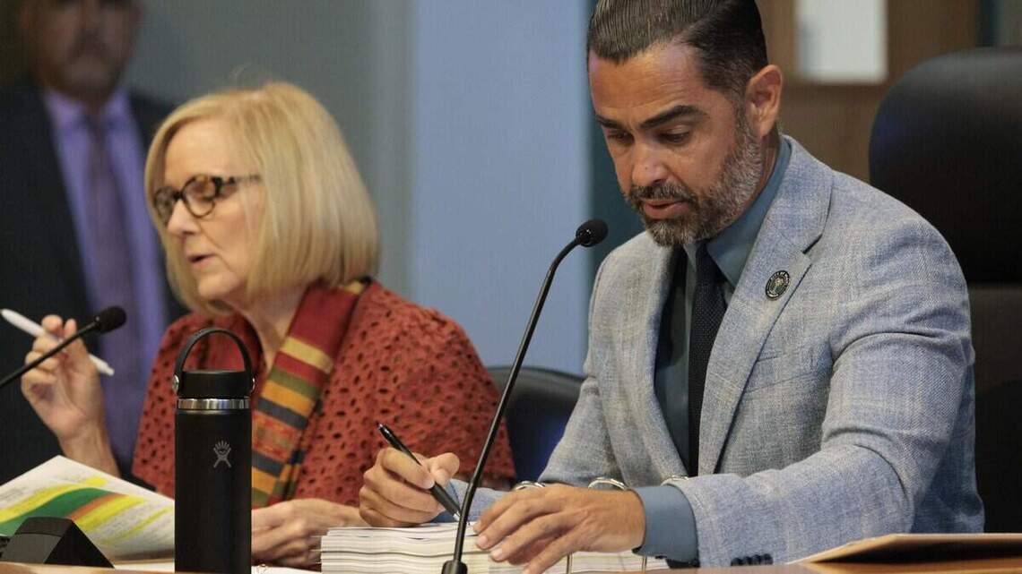 Miami aprueba varios millones de dólares para arrendar nuevas ambulancias y barredoras