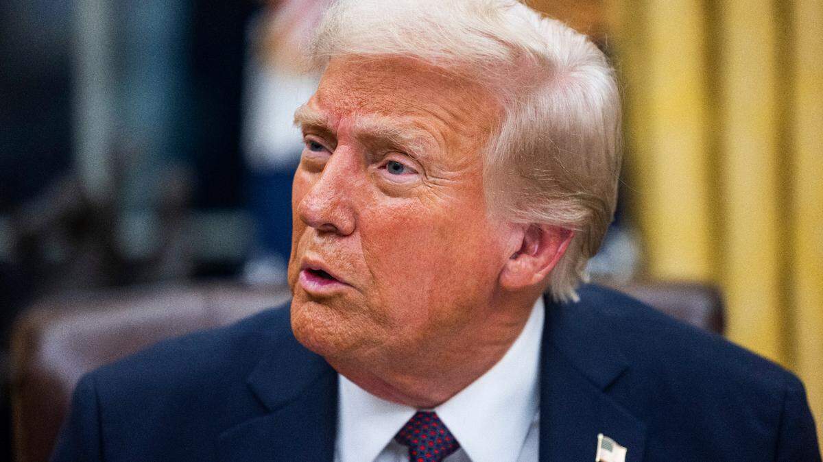 El presidente Donald Trump, firmó numerosos decretos ejecutivos en su primer día de presidencia en la Oficina Oval de la Casa Blanca en Washington, DC el 20 de enero de 2025. 