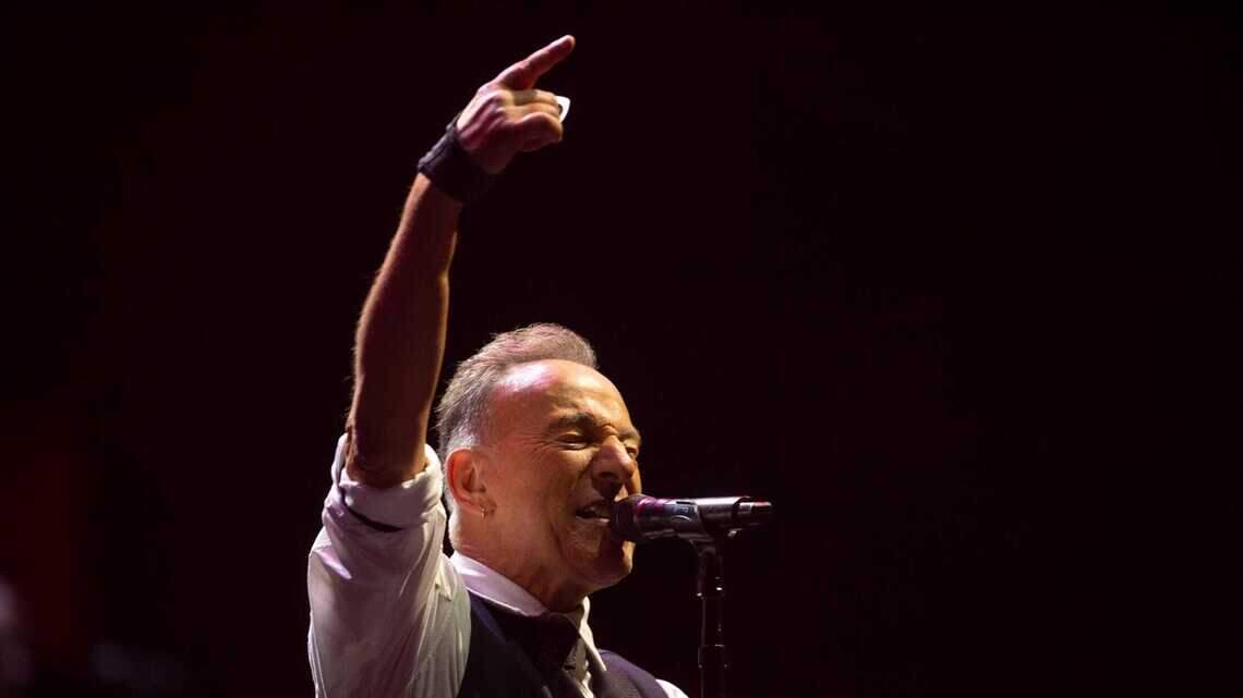 Famoso cantante dice que Donald Trump quiere ser un tirano en un mitin de Kamala Harris