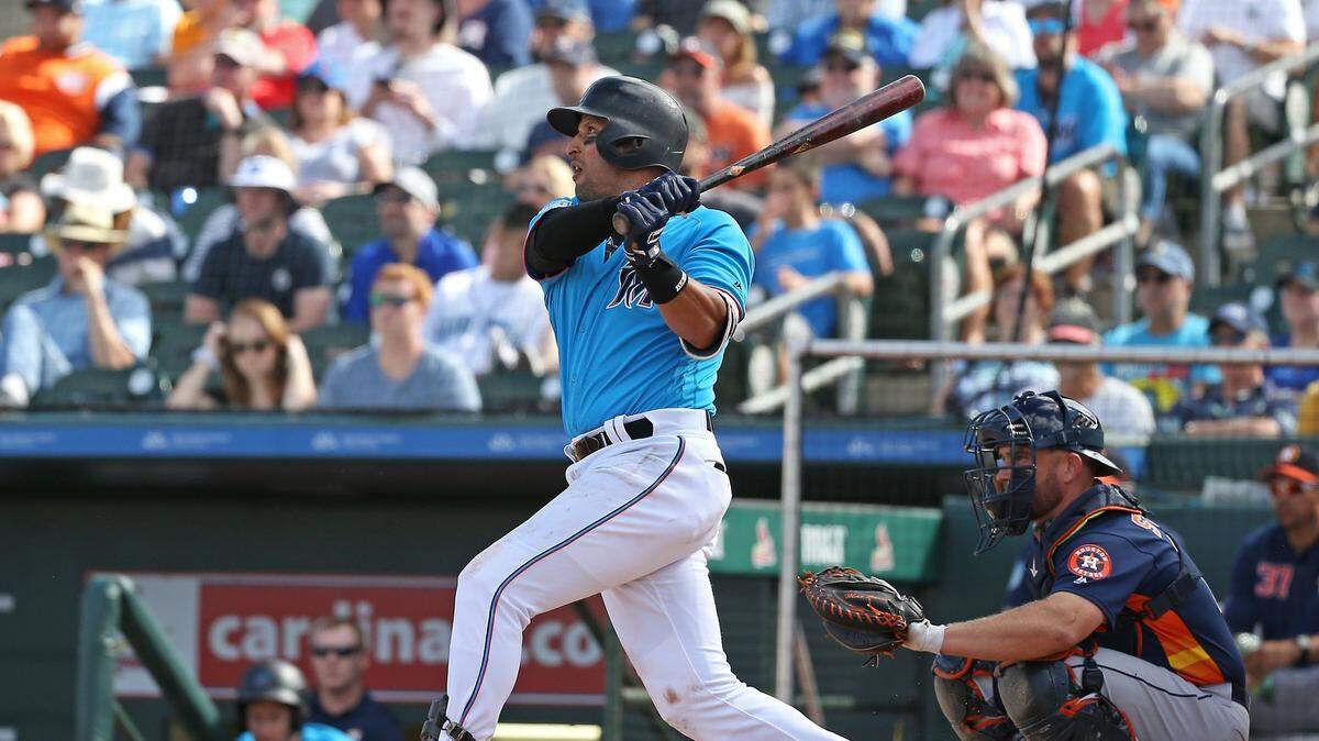 Martín Prado batea por los Marlins en un partido de pretemporada ante los Astros, el 7 de marzo de 2019 en Jupiter, Florida.