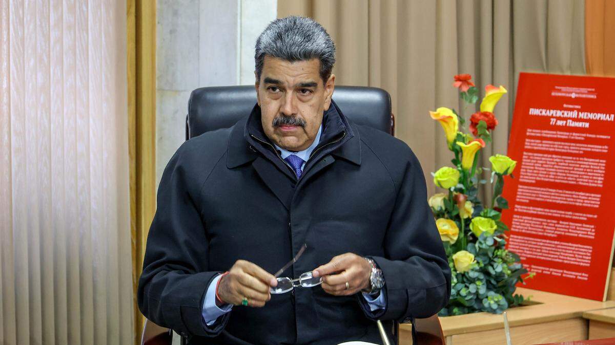 Nicolás Maduro, gobernante de Venezuela, firma el libro de visitas durante una ceremonia para colocar coronas de flores en el monumento Mat-Rodina (Madre Patria) en el Cementerio Memorial Piskaryovskoye, en San Petersburgo, Rusia, el 10 de mayo de 2025. Venezuela celebra elecciones parlamentarias el domingo que fueron boicoteadas por la principal dirigente opositora, María Corina Machado.
