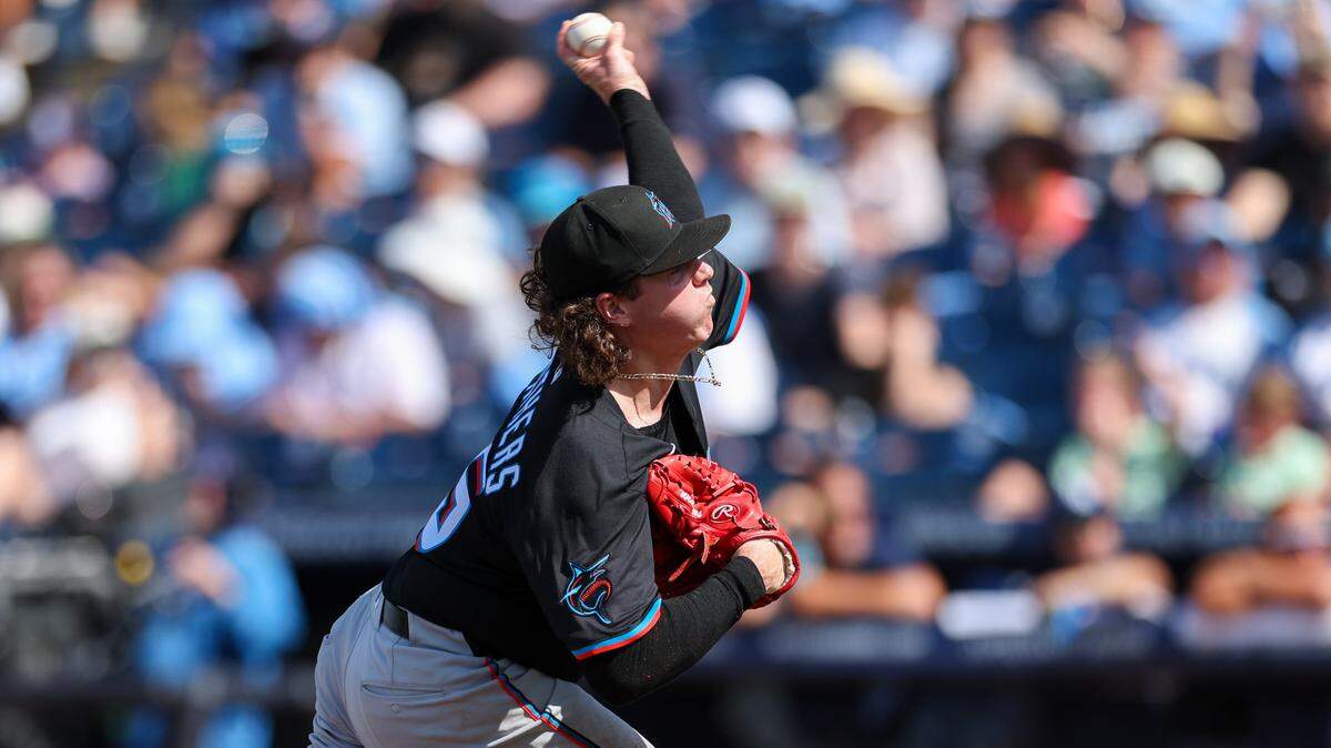 7 de junio de 2025; Tampa, Florida, EE. UU.; El lanzador abridor de los Miami Marlins, Ryan Weathers (35), lanza contra los Tampa Bay Rays en la primera entrada en el George M. Steinbrenner Field. Crédito obligatorio: Nathan Ray Seebeck-Imagn Images