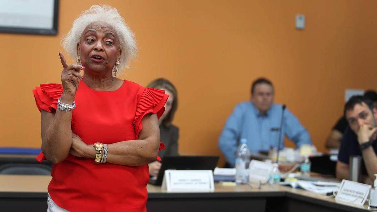 La Dra. Benda Snipes, supervisora de elecciones del condado Broward, brinda información actualizada sobre el progreso de las boletas el jueves 8 de noviembre del 2018.