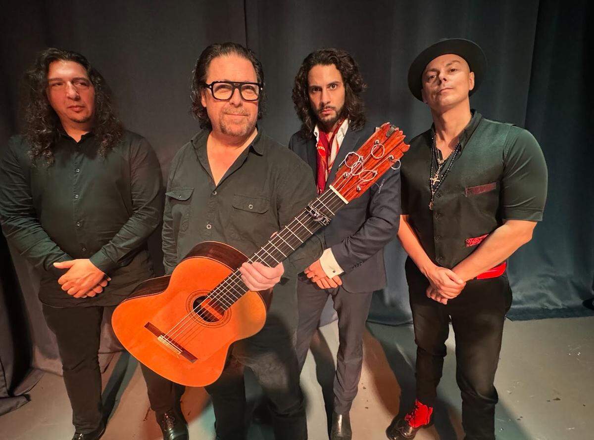 Para poner la música y el baile flamenco en vivo aparecen (de izquierda a derecha) Salvador De Ángela, José Luis De La Paz, Pedro Medrano (en el personaje de Pepe el Romano) y Elich García.