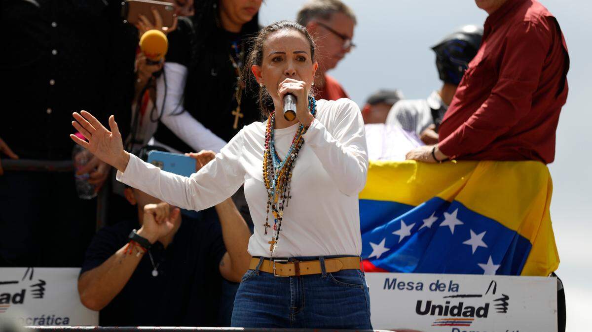 La líder opositora venezolana María Corina Machado da un discurso ante las miles de personas que se congregaron para apoyar la victoria del candidato opositor Edmundo González, el sábado 17 de agosto de 2024, en Caracas.