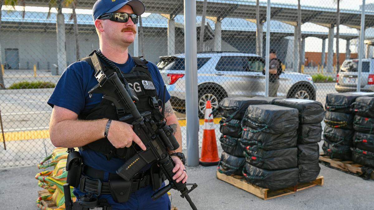 Un agente de la Guardia Costera de Estados Unidos custodía un cargamento de cocaina incautado frente a las costas de Venezuela.