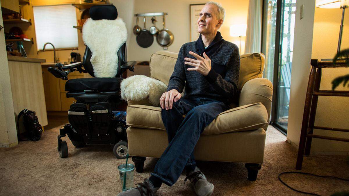 Aaron McQ habló durante una entrevista en su apartamento en Seattle, en enero. “Nadie está realmente listo para morir”, dijo.