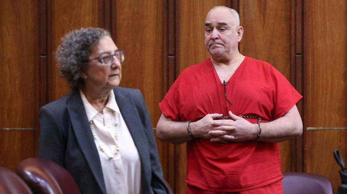 La abogada Joyce Brenner comparece ante el tribunal junto a Rafael Andrés para presentar los argumentos finales, con la esperanza de salvar la vida del asesino convicto, después de que un jurado recomendó en noviembre —por un voto de 9 a 3— que Andrés fuera ejecutado. El reo golpeó brutalmente, apuñaló y estranguló a Yvette Fariñas, camarera del restaurante La Carreta, en el año 2005.