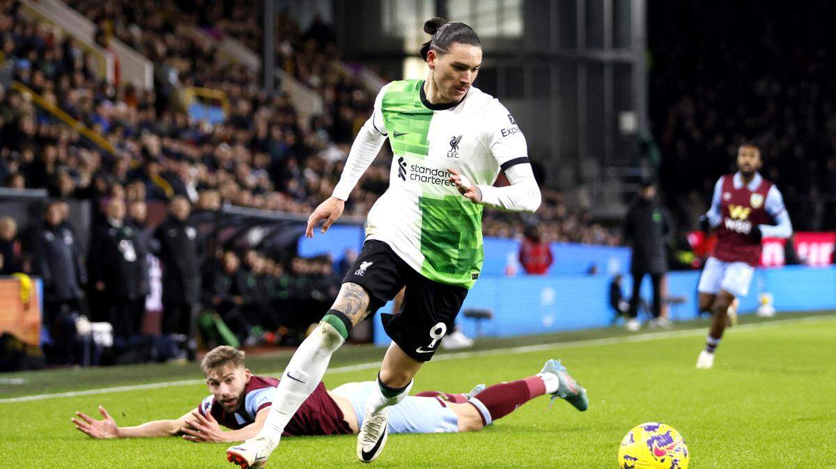 El uruguayo Darwin Nuñez puso fin a una sequía de 12 encuentros sin anotar en la victoria del equipo de Jürgen Klopp 2-0 ante el Burnley el martes para superar al Arsenal en el primer lugar de la tabla general.