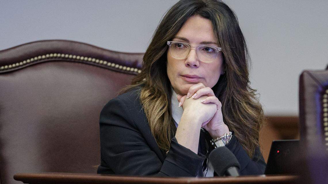 La senadora estatal Ileana Garcia, republicana de Miami, escucha el debate de una propuesta de ley en el senado estatal en 2022

Legislative Session092