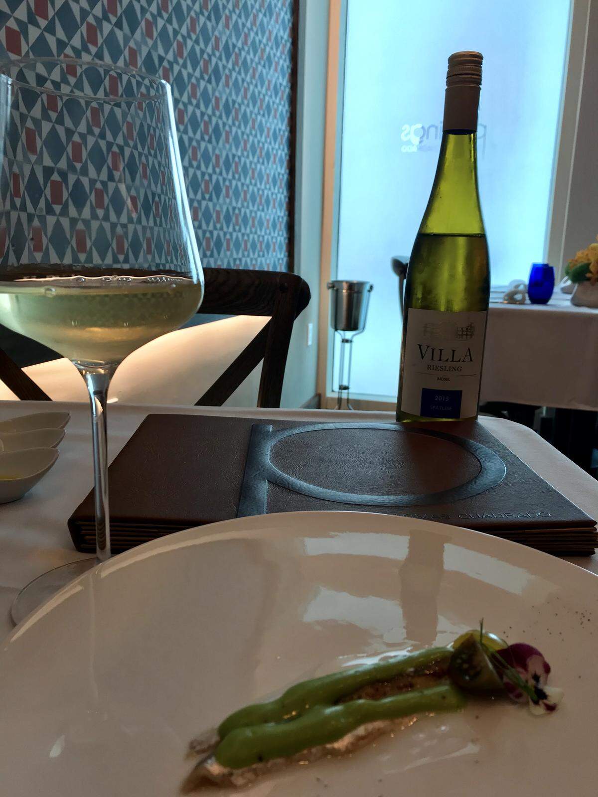 Boquerón en vinagre con gabardina de pimiento verde.