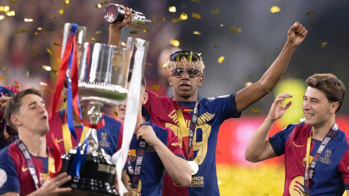 Los jugadores de Barcelona celebran tras vencer al Real Madrid y ganar el título de la Copa del Rey, en el partido celebrado el 26 de abril de 2025 en Sevilla, España.