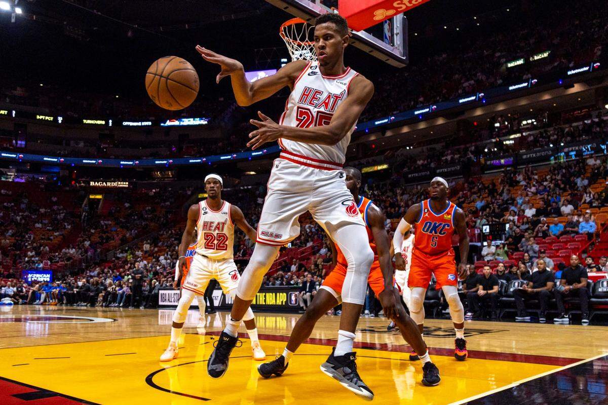 El centro del Heat Orlando Robinson (25) trata de pasar la pelota en el partido ante el Thunder de Oklahoma City, celebrado el 10 de enero de 2023 en Miami.