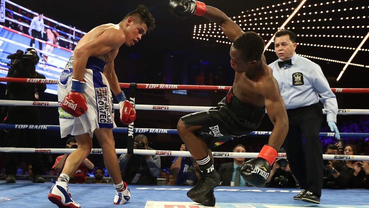 EMANUEL NAVARRETE contempla como caer a Isaac Dogboe en ruta hacia un triunfo el 8 de diciembre en Nueva York.