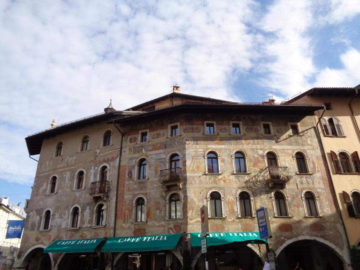 Una de las fachadas decoradas con frescos renancentistas en Trento.