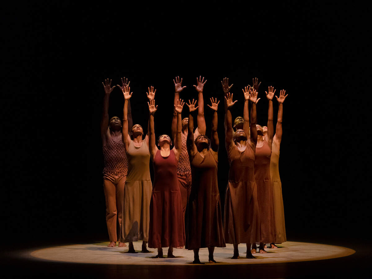 Alvin Ailey American Dance Theater en “Revelations” de Alvin Ailey.