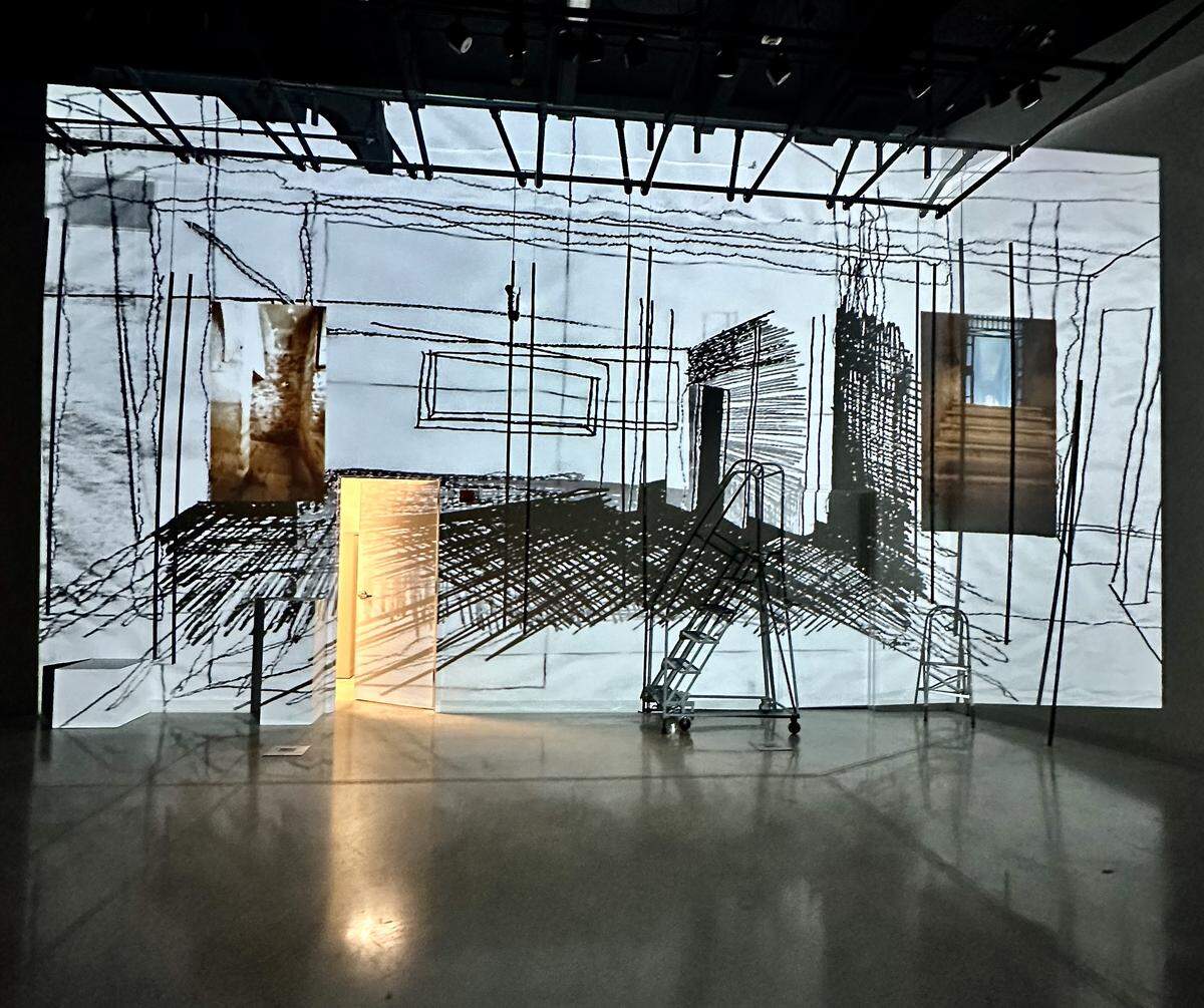‘Theater of spaces’, video Instalación, 2025. Materiales, video proyección, sonido, objetos, tubos, hilos y dibujo sobre pared. Dimensiones variables aprox. 20 pies de alto, por 30 pies de ancho, por 4 pies de profundidad.