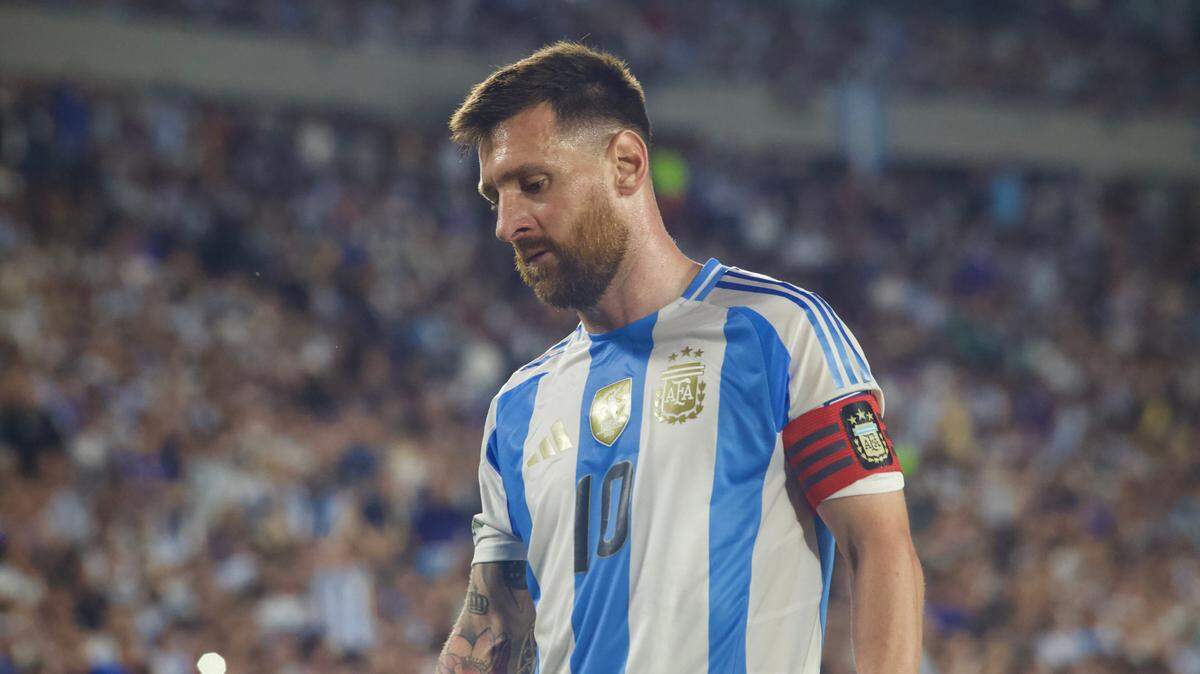 Paraguay se regaló este jueves una valiosa victoria de 2-1 sobre la campeona mundial Argentina en Asunción, por la undécima fecha de la eliminatoria sudamericana, que lo pone en puestos directos de clasificación al Mundial 2026.