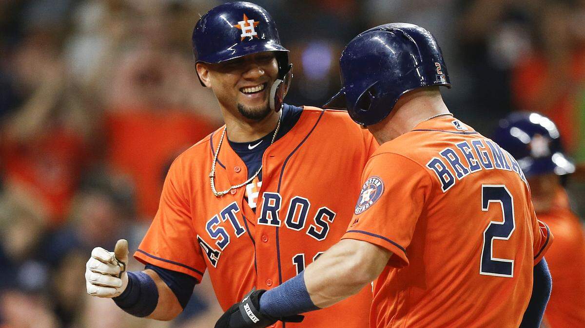 YULI GURRIEL recibe el saludo de Alex Bregman tras conectar un grand slam contra los Angelinos.