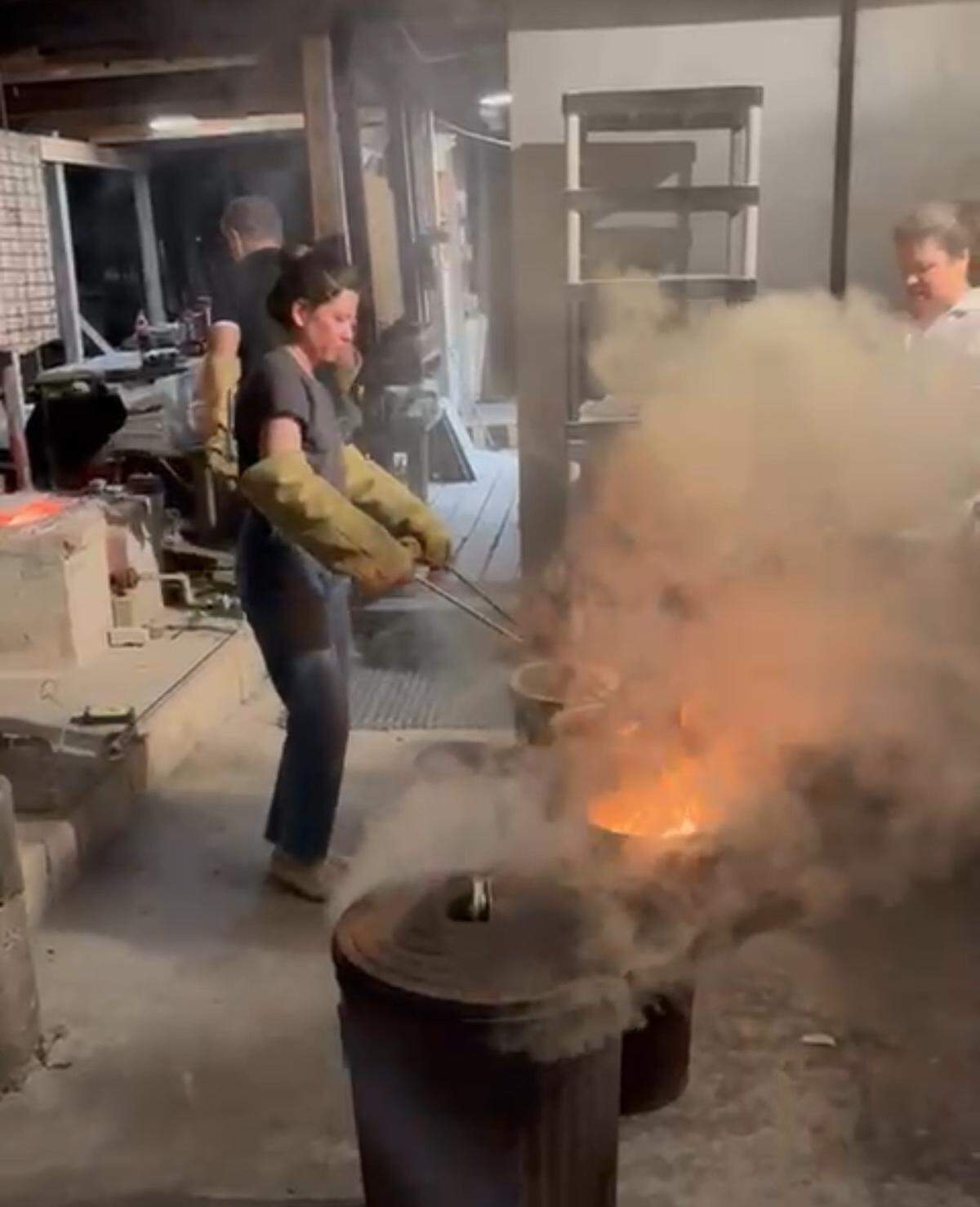 Clase de cocción RAKU en el estudio al aire libre de la Liga Cerámica de Miami. Desarrollada en el Japón del siglo XVI, RAKU es una técnica de cocción a baja temperatura conocida por su rapidez y sus acabados impredecibles y craquelados.